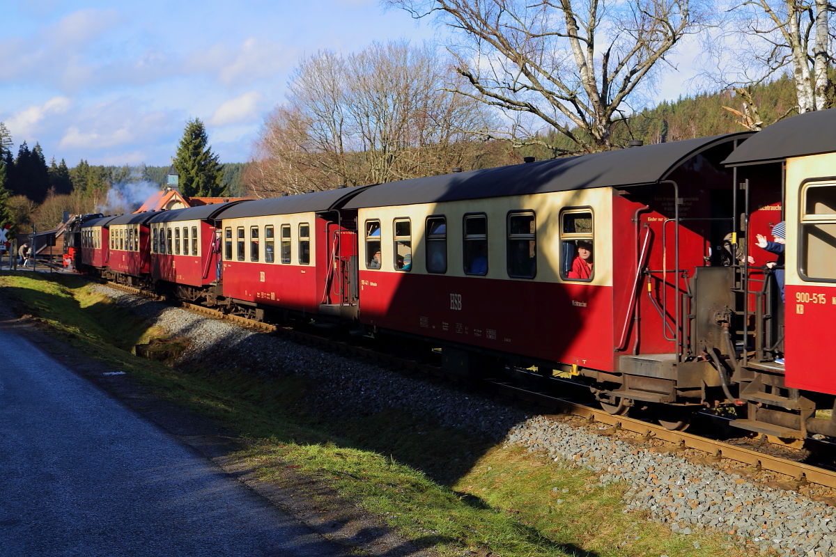 99 7245 mit P8920 (Nordhausen Nord-Brocken) am 06.02.2016 kurz vor Erreichen des Haltepunktes Sorge. (Bild 4) Fröhlich winkt der kleine Passagier den vielen Fotografen zu, die anläßlich einer Sonderzugveranstaltung der IG HSB zahlreich entlang der Benneckensteiner Straße stehen!