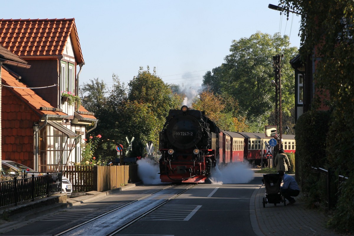99 7247-2 (Baujahr: 1957) der Harzer Schmalspurbahn GmbH (HSB) mit Lokzalzug 8925 Wernigerode-Brocken in Wernigerode Kirchstraße am 4-10-2014.