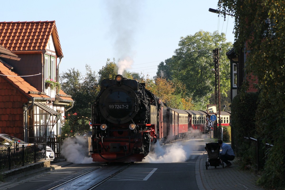 99 7247-2 (Baujahr: 1957) der Harzer Schmalspurbahn GmbH (HSB) mit Lokzalzug 8925 Wernigerode-Brocken in Wernigerode Kirchstraße am 4-10-2014.