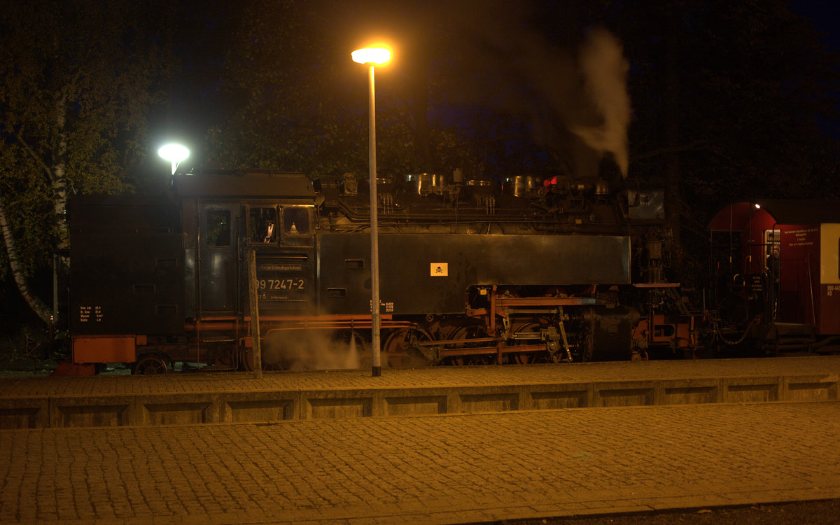 99 7247-2 kurz vor der Ausfahrt in Drei Annen Hohne nach Wernigerode. 14.10.2019 19:13 Uhr.