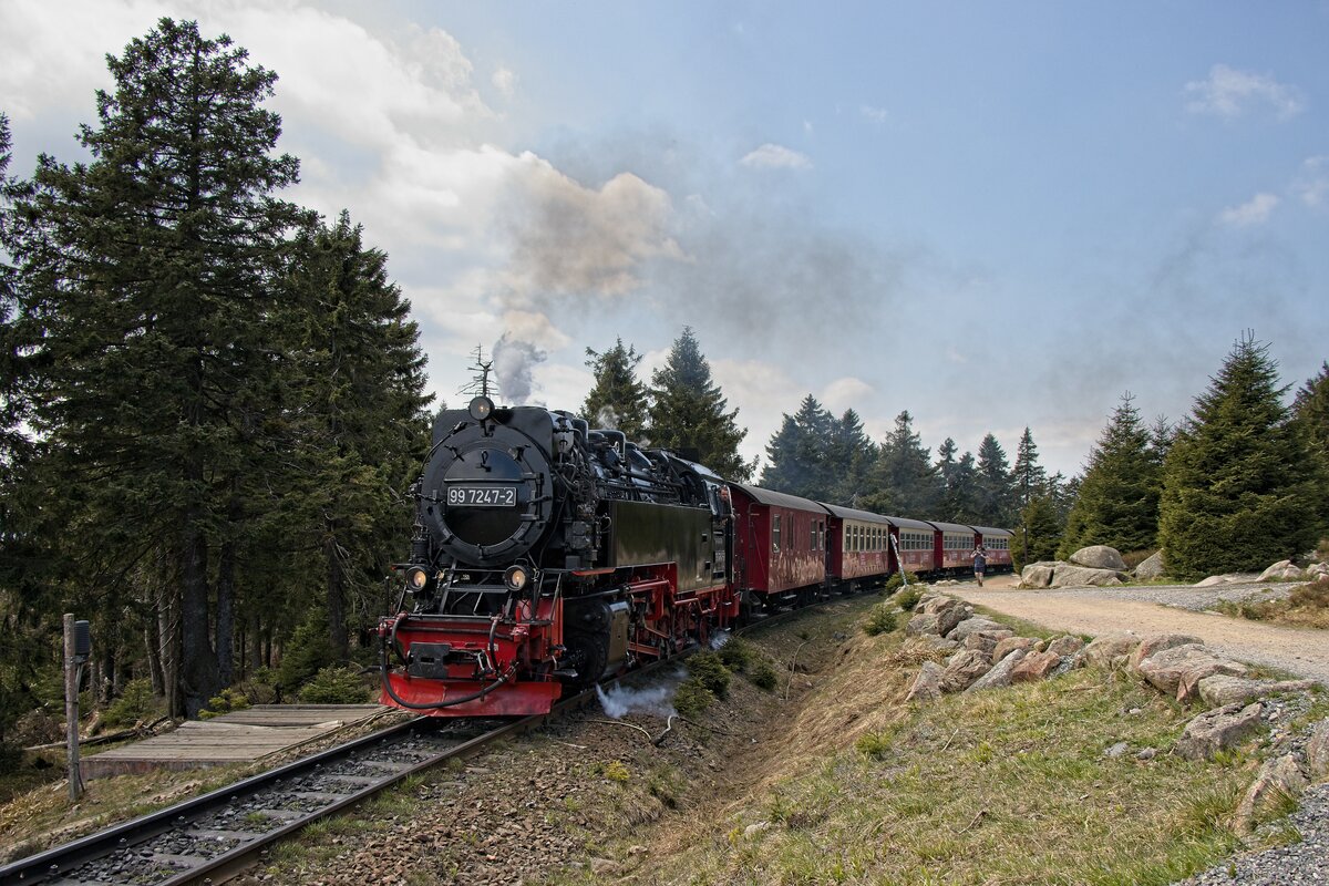 99 7247-2 mit Zug 8920 auf dem Weg zum Brockengipfel (03.05.2022)