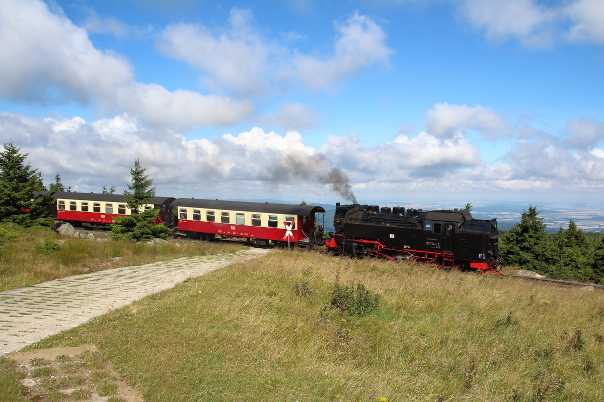 99 7247-2 rollte mit dem P8940 (Brocken - Drei Annen Hohne) talwärts.

Brocken, 06. August 2017