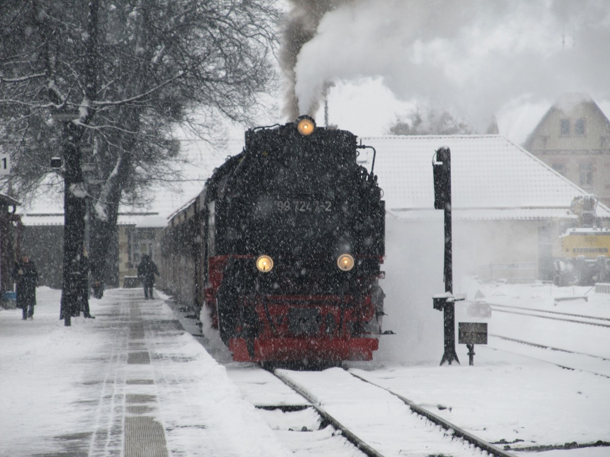 99 7247-2 steht am 09.02.2013 abfahrbereit mit ihrem Zug am Bahnsteig im Bahnhof Wernigerode.