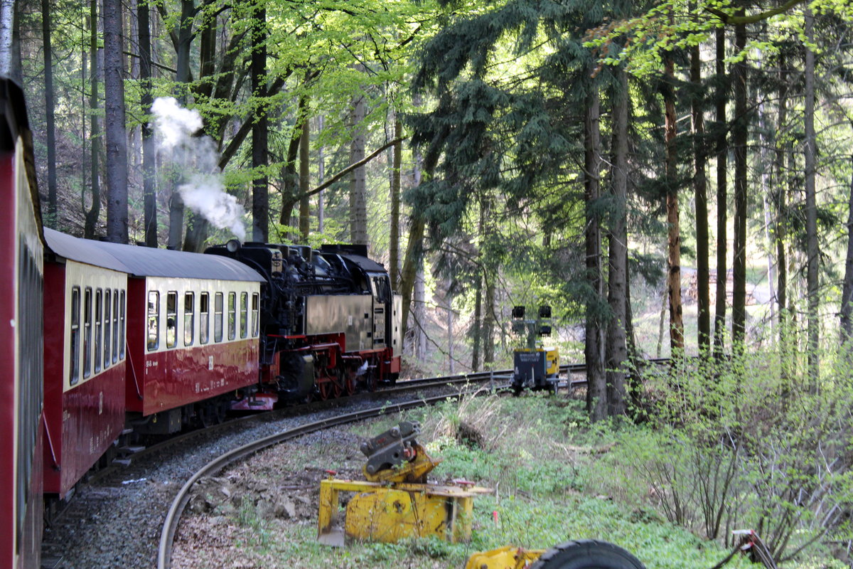 99 7247-2 zog am 25.04.19 den HSB8904 nach Wernigerode. Hier fuhr er zwischen Drei-Annen-Hohne und Wernigerode durch den Harz, an einer Gleisbaustelle, der Erfurter Gleisbau GmbH vorbei. 