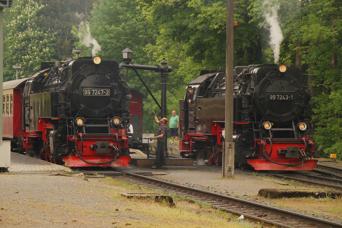 99 7247 und 99 7243 in drei Annen Hohne. Hier wird Wasser nachgefasst und es findet ein Lokwechsel statt.20.05.2022