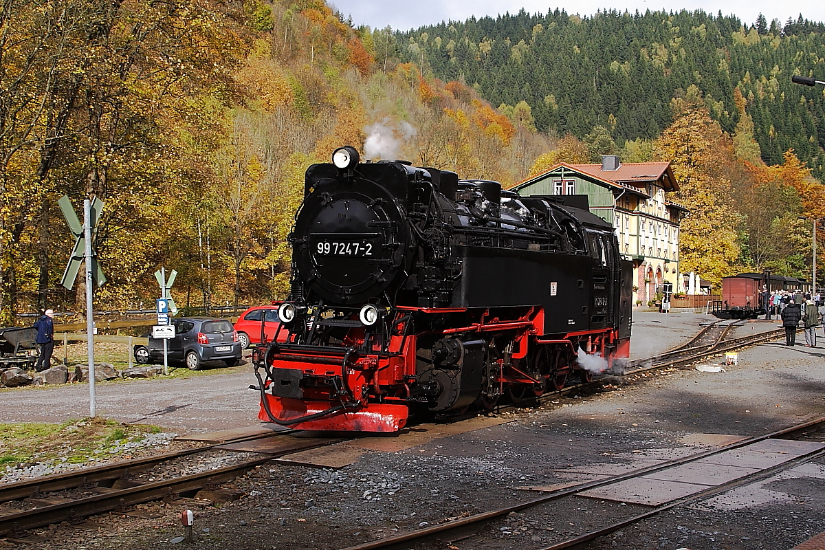 99 7247 am 20.10.2013 auf Rangierfahrt im Bahnhof  Eisfelder Talmühle . Sie setzt gerade an`s andere Ende ihres Sonder-PmG der IG HSB nach Gernrode um und wird ihn daraufhin auf  Gleis 2 rangieren um Gleis 1 für einen Planzug aus Drei Annen Hohne freizumachen.