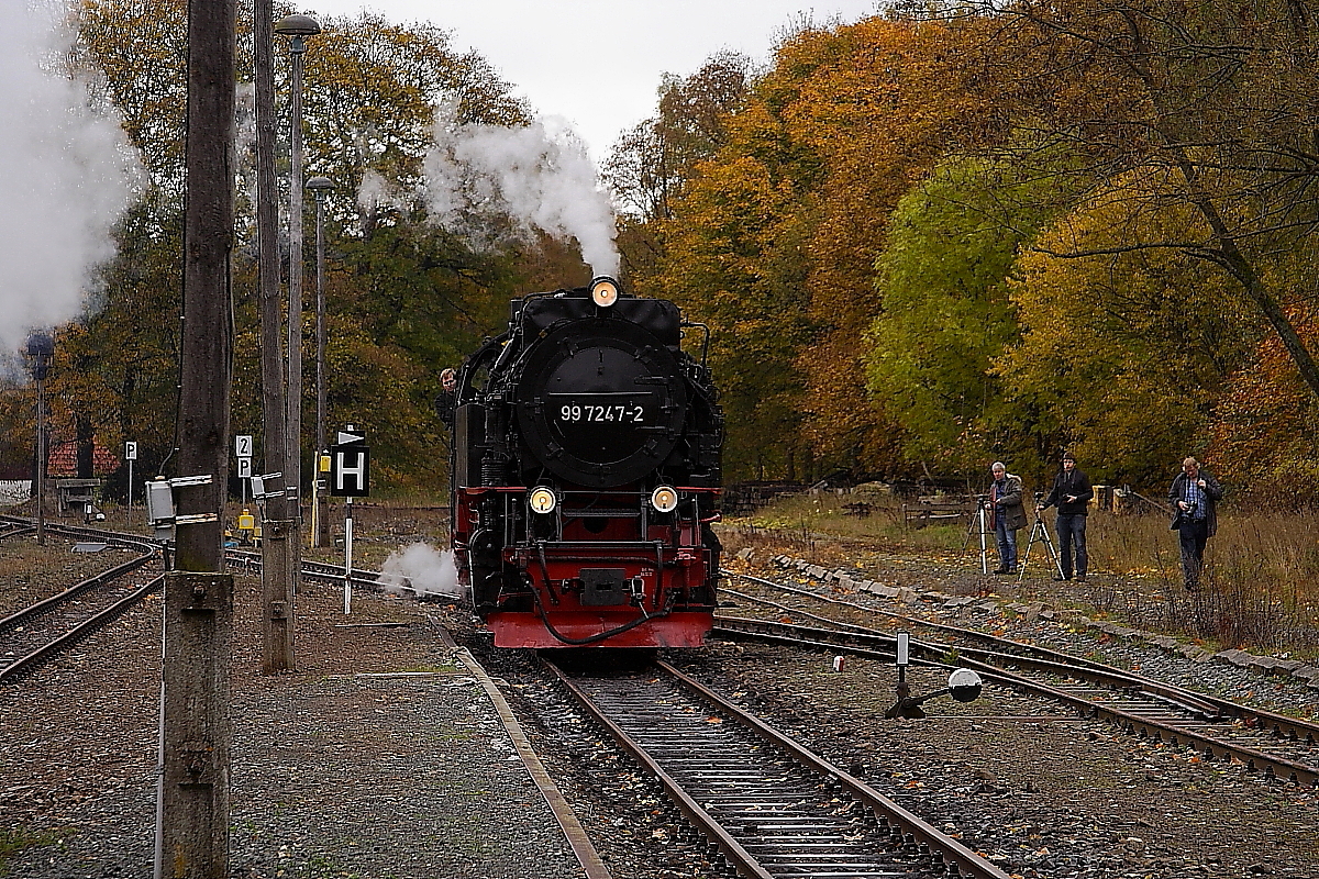 99 7247 am 20.10.2013 im Bahnhof Elend. Sie hat gerade einen Güterwagen des Sonder-PmG`s der IG HSB auf`s Abstellgleis rangiert und ist nun unterwegs um den Zug wieder für die Weiterfahrt nach Gernrode zu übernehmen.