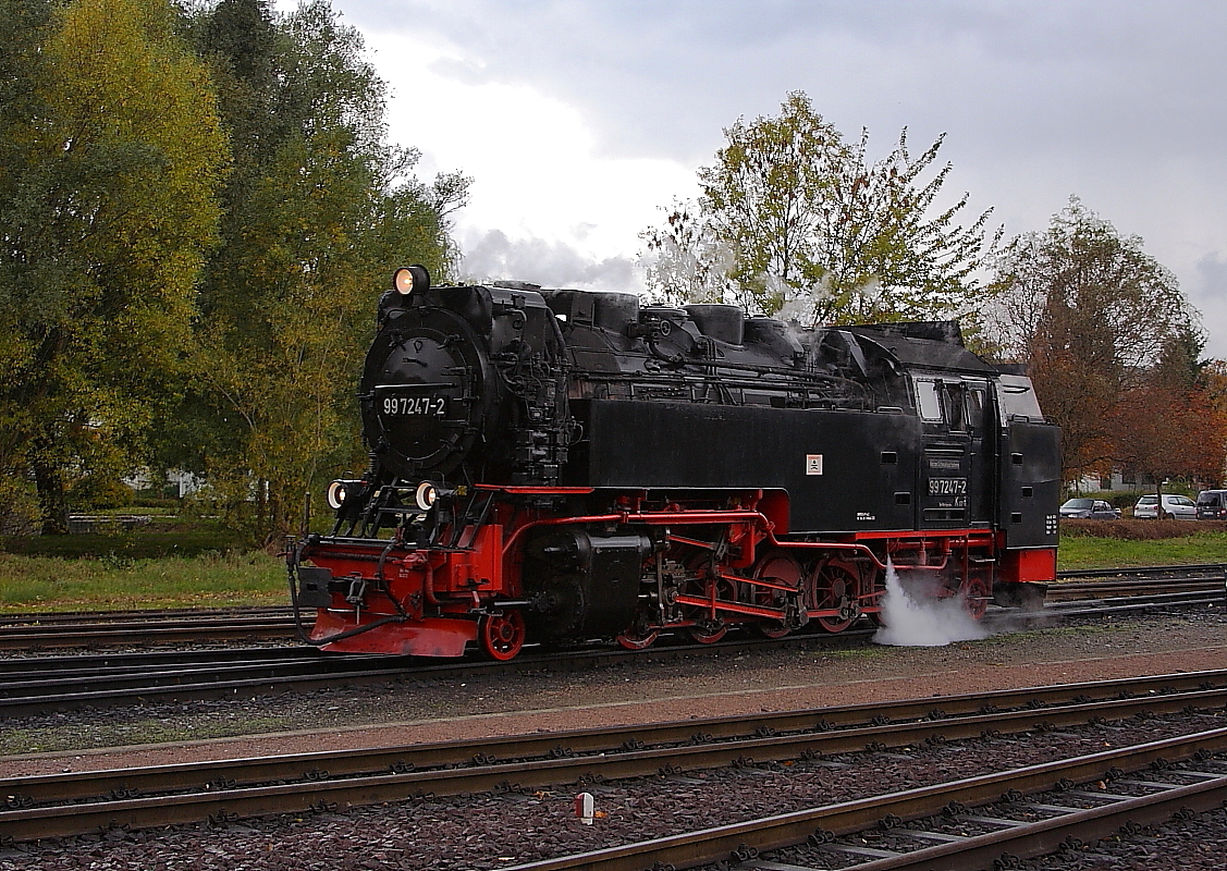 99 7247 am Nachmittag des 20.10.2013 auf Rangierfahrt zum Lokschuppen im Bahnhof Gernrode.