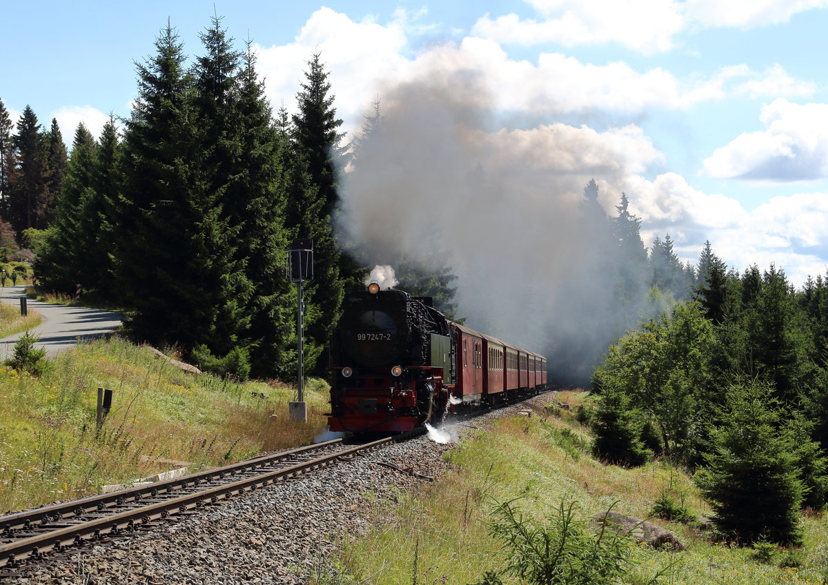 99 7247, auf dem Weg zum Brocken mit P8941 (Drei Annen Hohne - Brocken), wird gleich die Brockenstraße das erste mal kreuzen.

Brocken, 06. August 2017