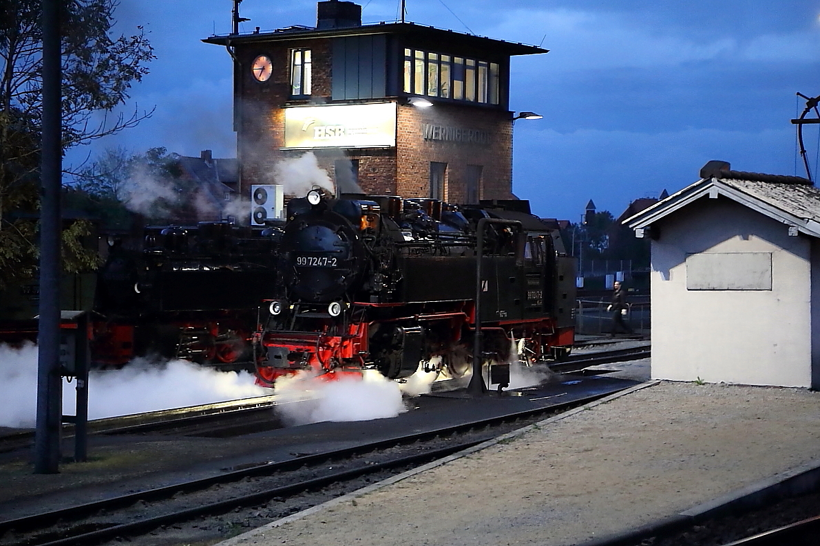 99 7247 beim Durchblasen der Zylinderentwässerungen. Die Aufnahme entstand am Abend des 16.10.2014 im Bw Wernigerode vom angrenzenden Parkplatz aus.