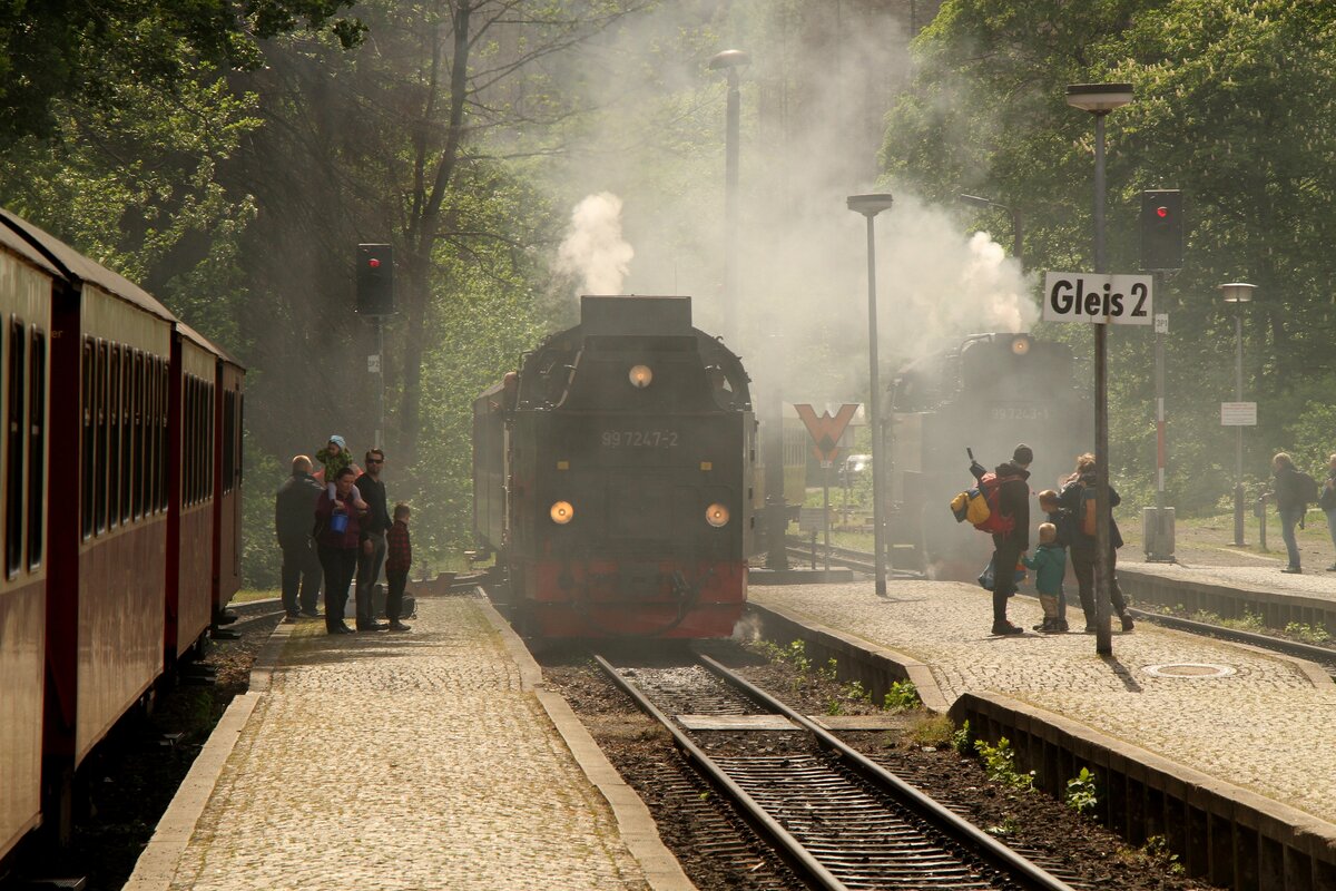 99 7247 kommt mit dem Traditionszug vom Brocken, während 99 7243  Wasser nachfasst. 21.05.2022