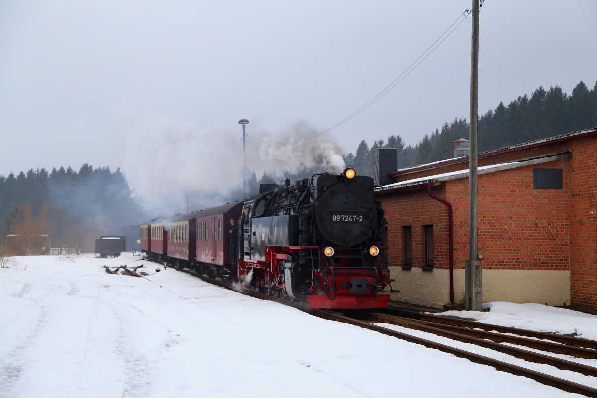 99 7247 mit P8929 (Brocken-Nordhausen Nord) am Nachmittag des 15.02.2015 bei der Einfahrt in den Bahnhof Benneckenstein. (Bild 1)