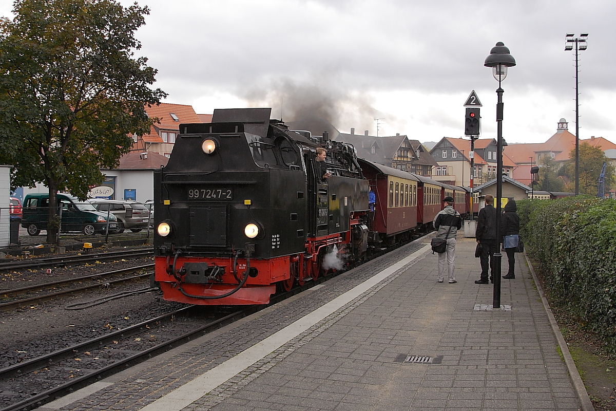 99 7247 mit P8932 vom Brocken kommend, am Mittag des 18.10.2013 bei der Einfahrt in den Bahnhof Wernigerode.