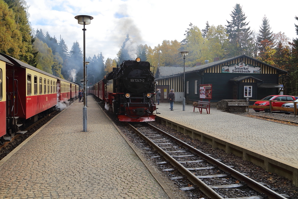 99 7247 mit P8941 aus Drei Annen Hohne am Mittag des 19.10.2018 bei der Einfahrt in den Bahnhof Schierke. (Bild 3)