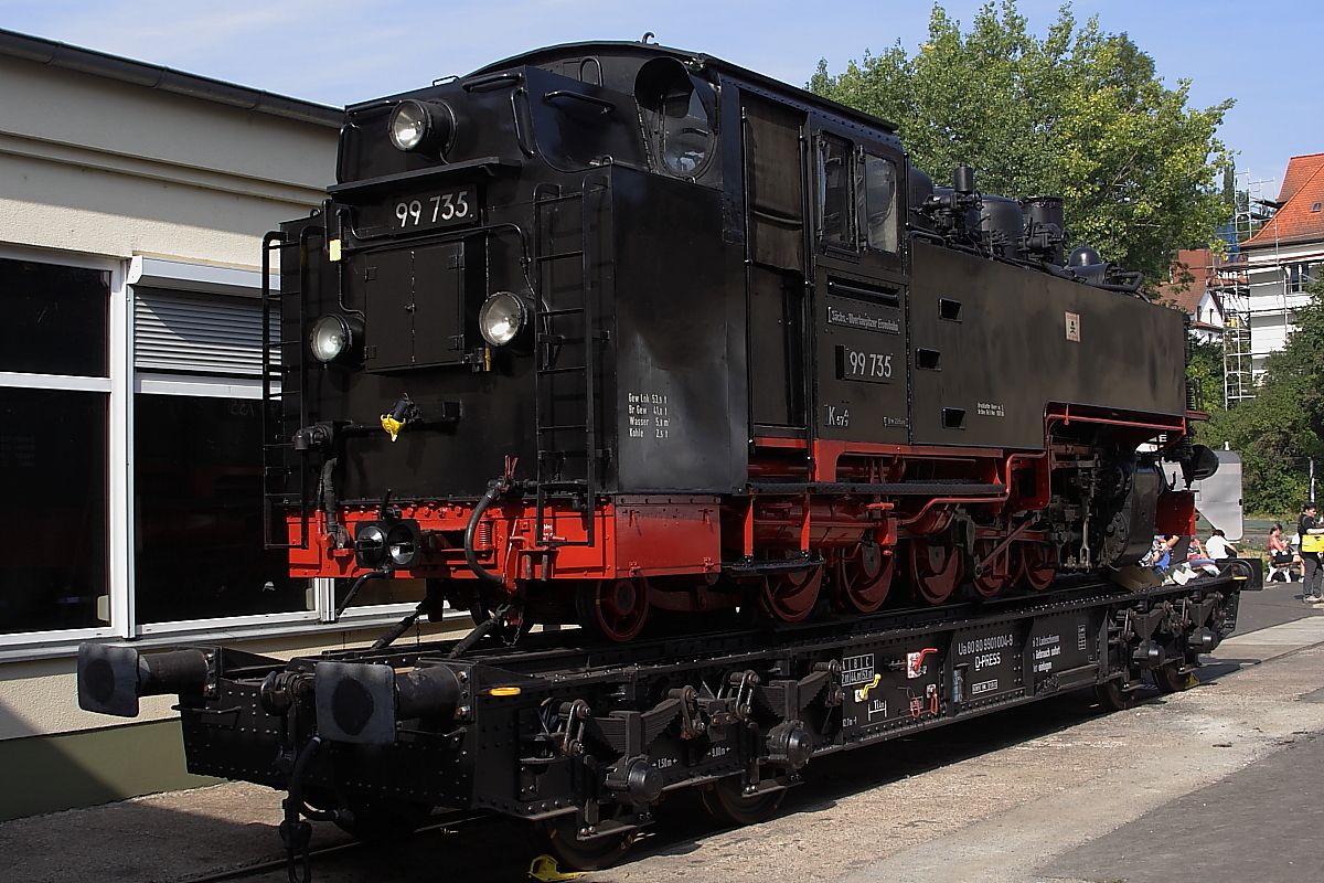 99 735 (schs. VII K) der Schsisch-Oberlausitzer Eisenbahngesellschaft (SOEG) auf einem Regelspur-Spezialwaggon, ausgestellt anllich der XIX Dampfloktage im DLW Meiningen. Die Aufnahme entstand am 07.09.2013.