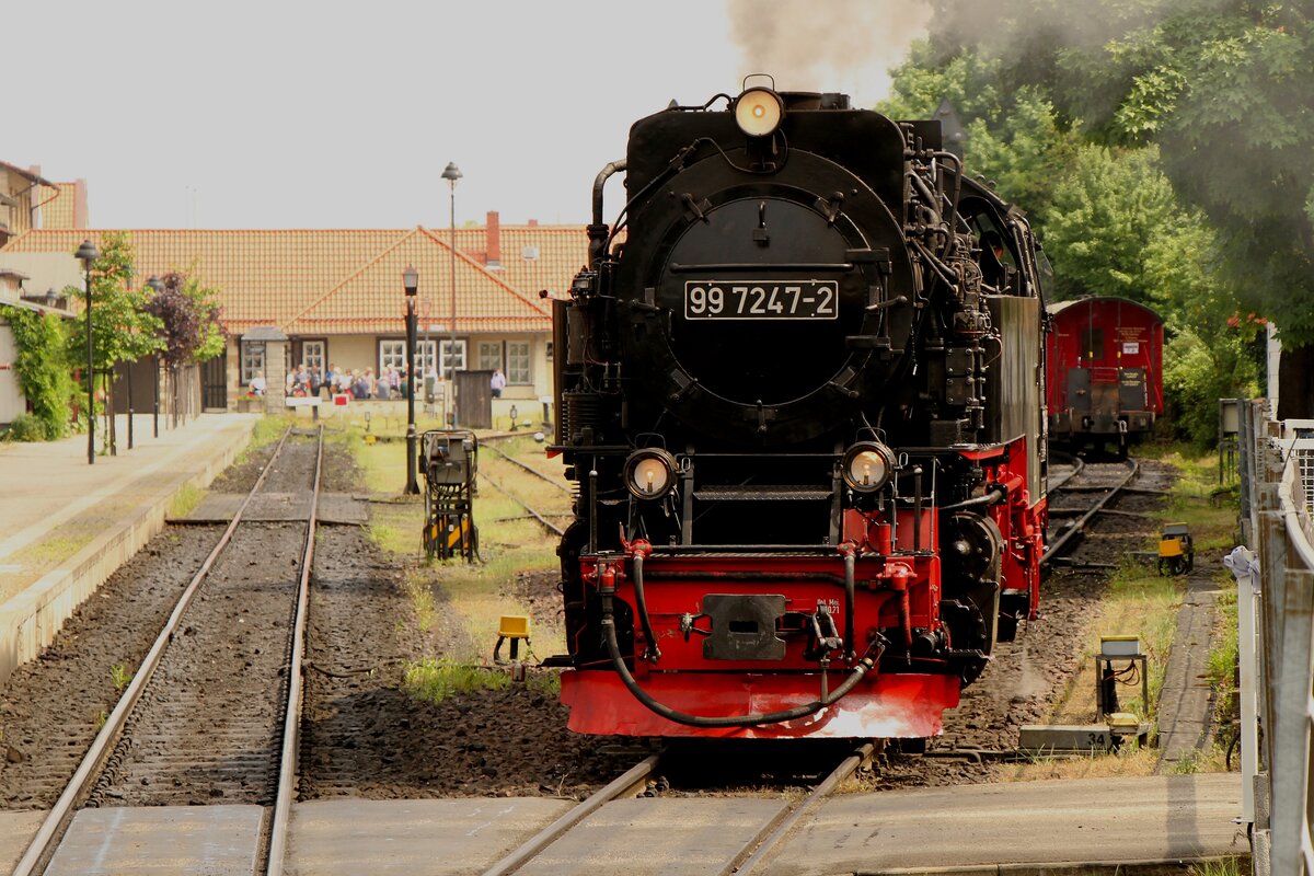 99 7547 setzt sich nach Bekohlung und Wasserfassen vor ihren Zug in Wernigerode 20.05.2022