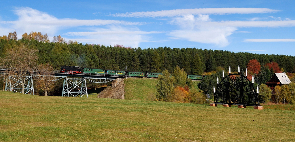 99 762 mit P1005 in Oberwiesenthal (Fichtelbergbahn) [19.10.2013]