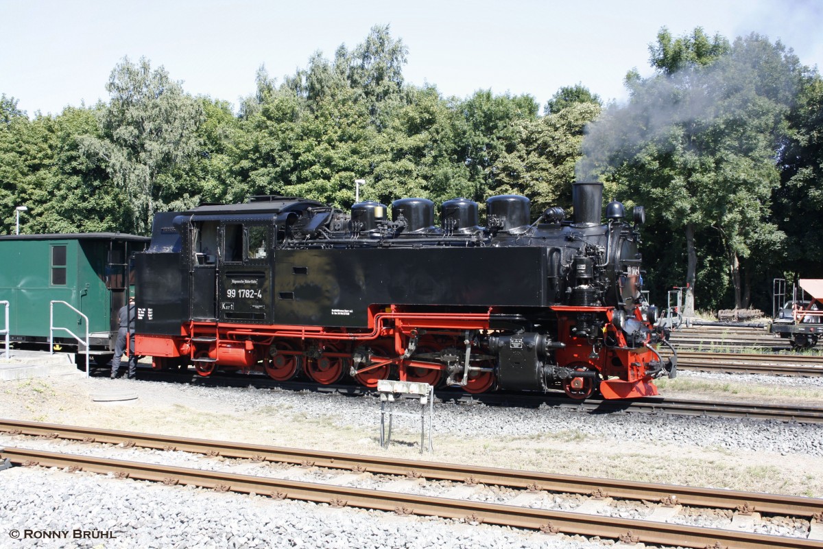 99 782 am 25.07.2013 vor dem Umsetzen im Bhf. Putbus. Leider konnte ich den Elektoverteiler nicht aus dem Bild bekommen, htte sonst eine Leiter gebraucht!

Gru Ronny