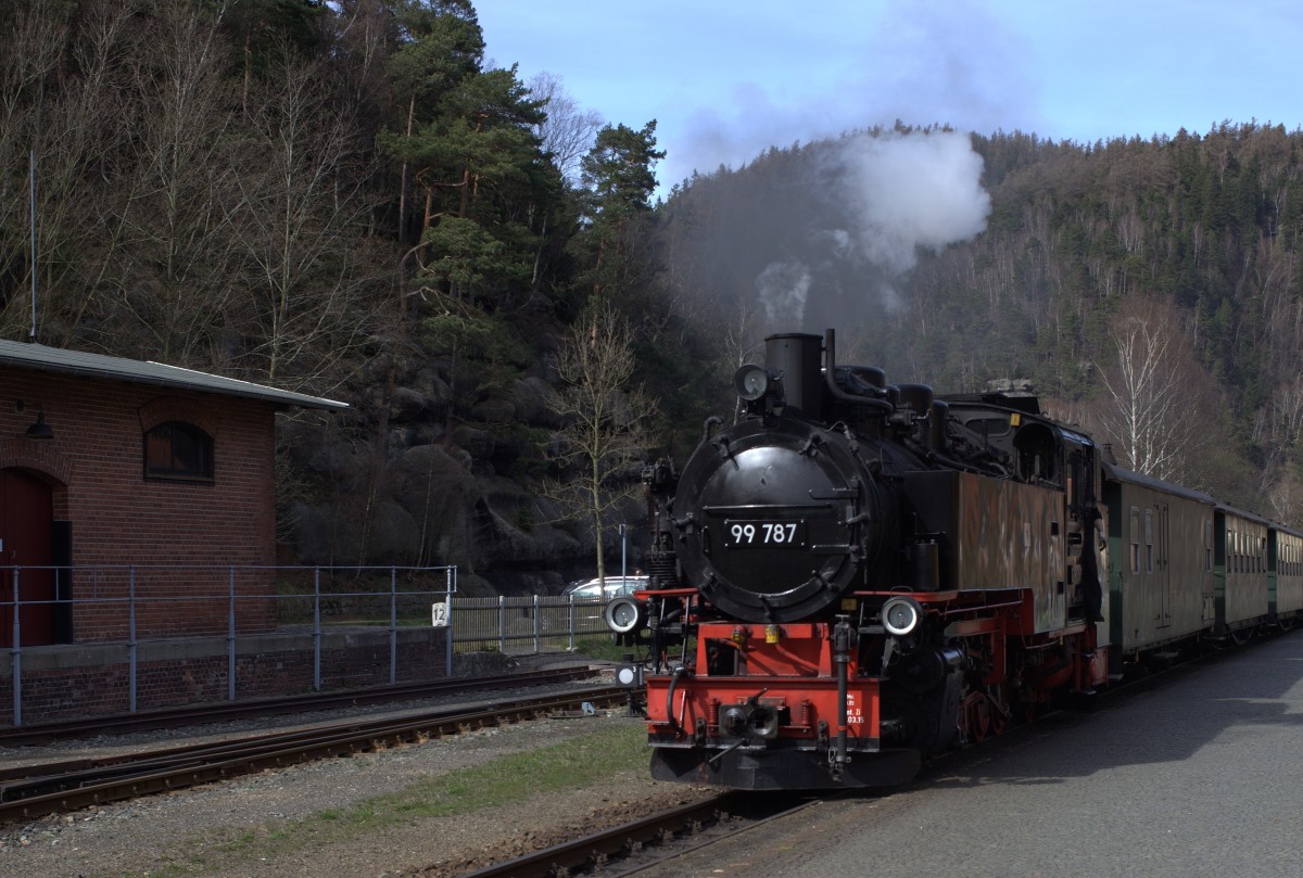 99 787 bei der Einfahrt in Oybin.  12.04.2015  14:53 Uhr.