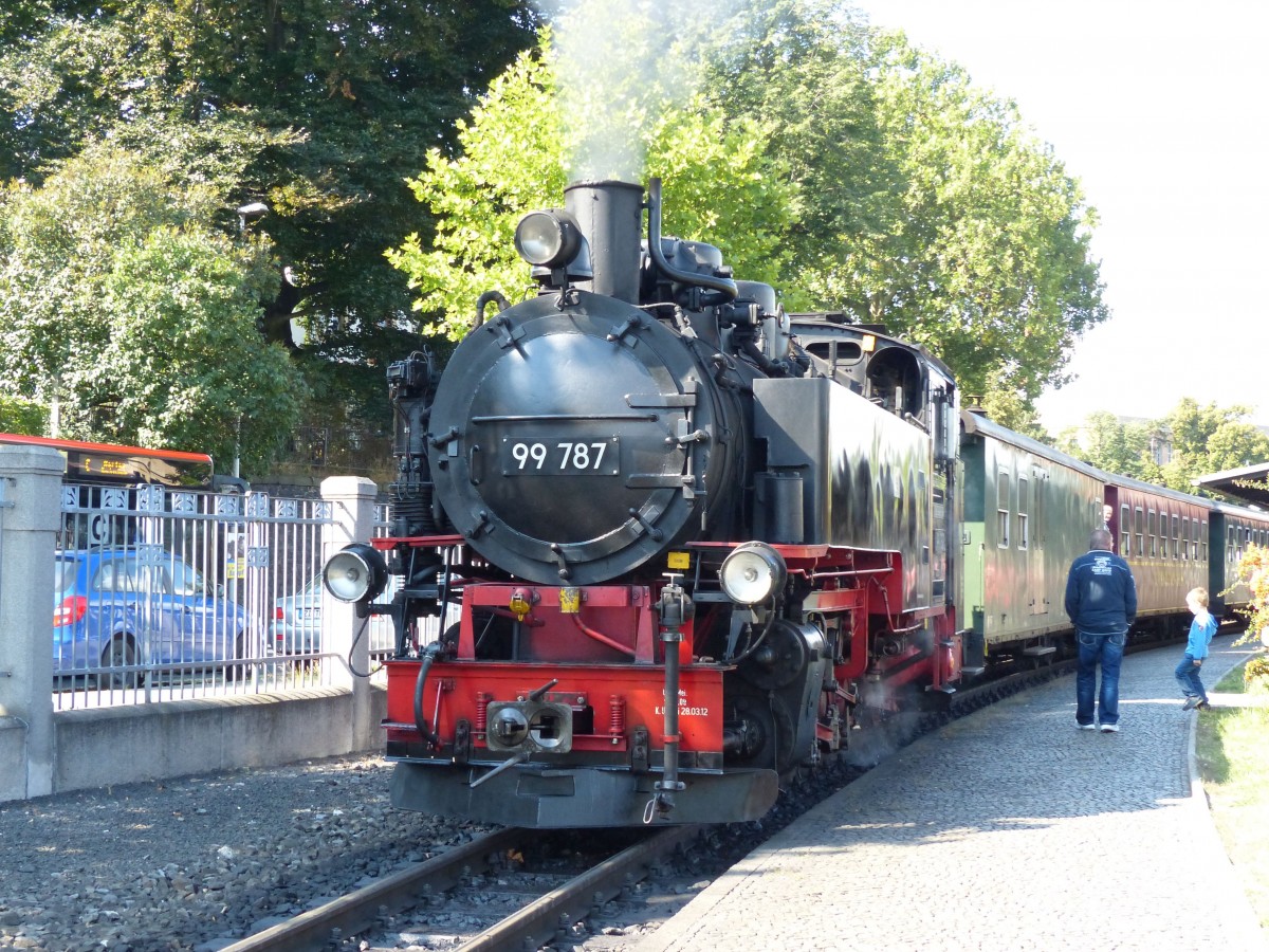 99 787 hat sich vor ihren Zug gesetzt und wartet auf die Abfahrt nach Oybin. Zittau 25.08.2014.