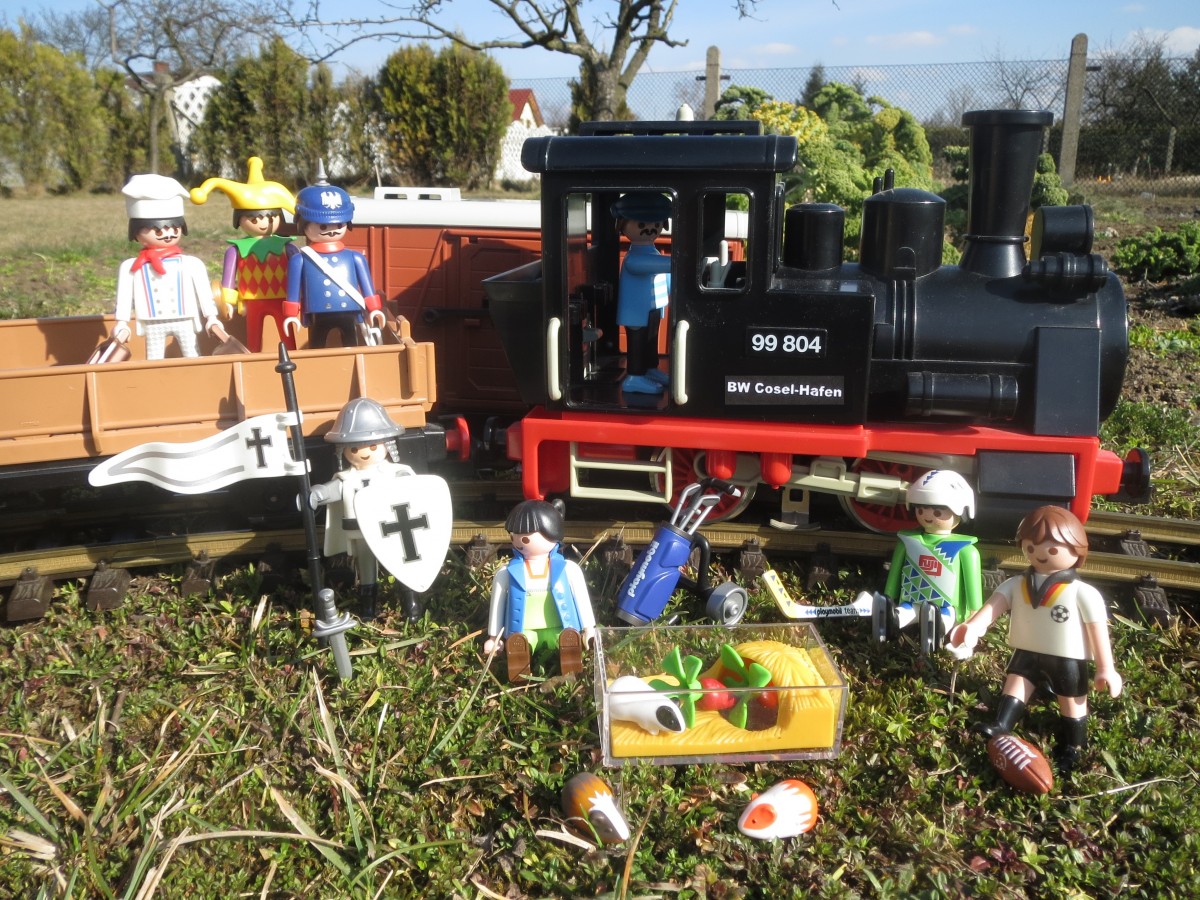 99 804 von Playmobil auf LGB-Gleisen im Garteneinsatz unweit des mittlerweile verfallenen Verschiebebahnhofes Cosel-Hafen (daher auch mit Aufkleber BW Cosel-Hafen) in Kandrzin-Cosel (Kedzierzyn-Kozle). Eine Vorgängerlackierung der Playmobil-Dampflok trug die ebenfalls fiktive Nummerierung 99 501.