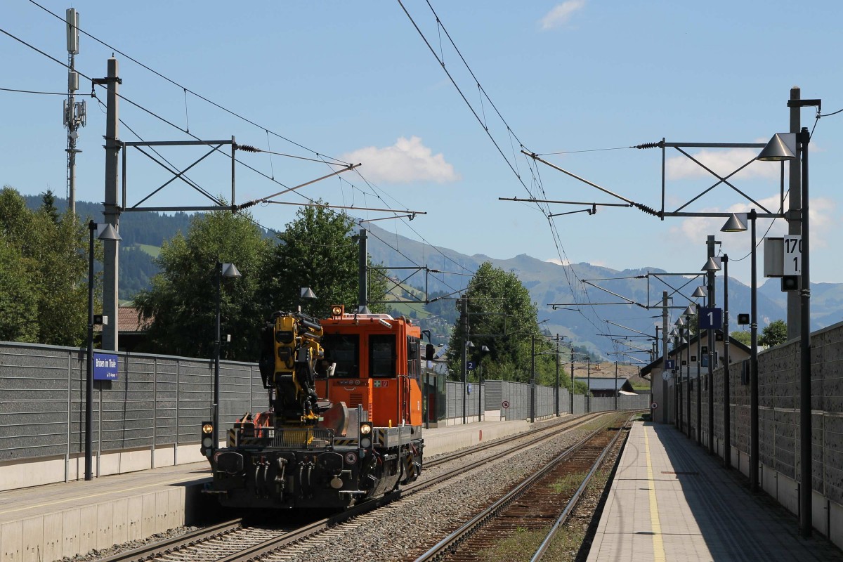 99 81 9120 303-8 X 630.303 mit einem Bauzug auf Bahnhof Brixen im Thale am 31-7-2013.