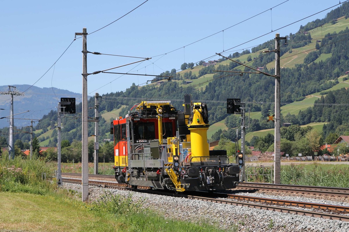 99 81 9131 404-1 X 552.404 mit einem Bauzug bei Brixen im Thale am 1-8-2013.
