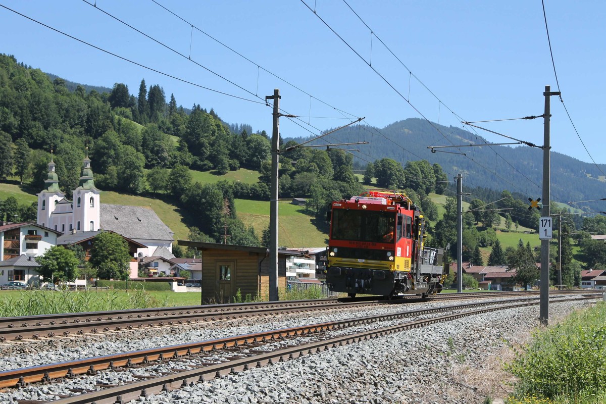 99 81 9131 404-1 X 552.404 mit einem Bauzug bei Brixen im Thale am 1-8-2013.