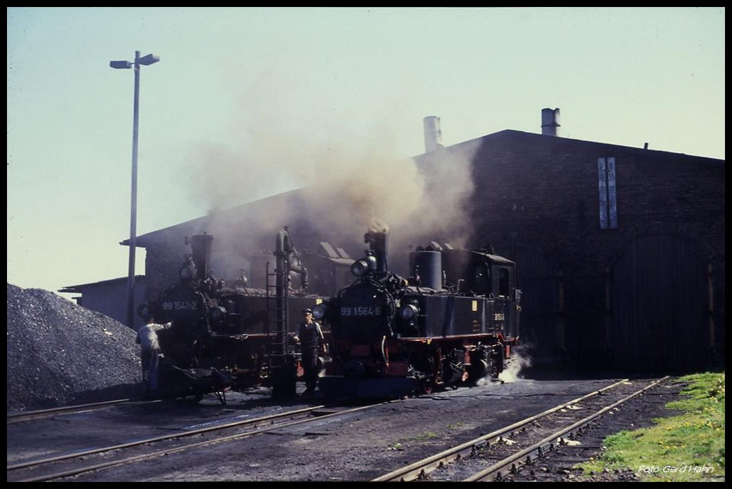 991542 und 991564 qualmen am 3.5.1990 vor dem Lokschuppen in Mügeln.