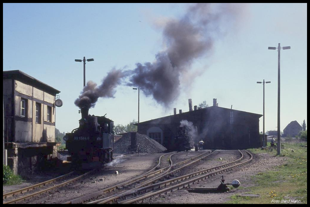 991542 verlässt hier am 3.5.1990 im Bahnhof Mügeln die Bekohlung und fährt zum Einsatz.