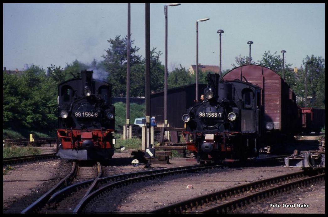 991564 und 991568 sind am 3.5.1990 im Schmalspurbahnhof Oschatz aktiv.