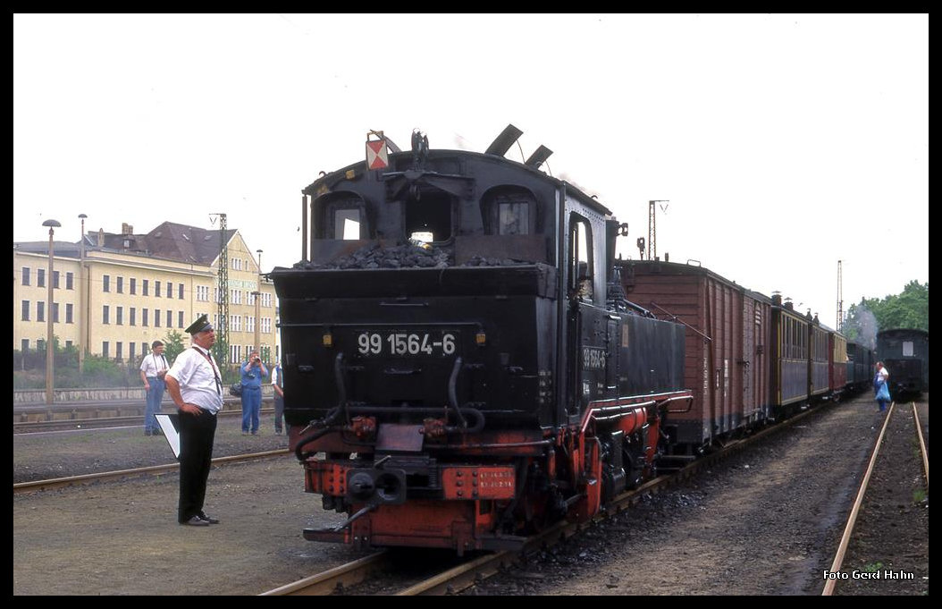 991564 hat sich als Schiebelok hinter den Personenzug nach Moritzburg gesetzt. Die Szene gab es am 18.5.1996 im Bahnhof Radebeul.