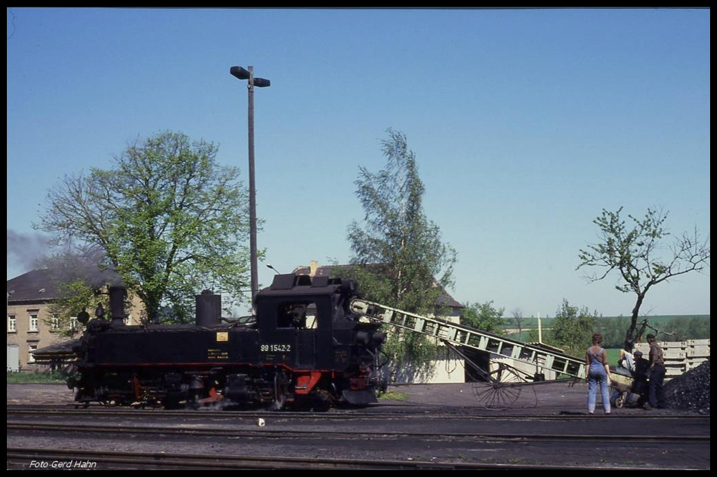 991564 wird im Bahnhof Mügeln mittels eines Förderbandes am 3.5.1990 bekohlt.