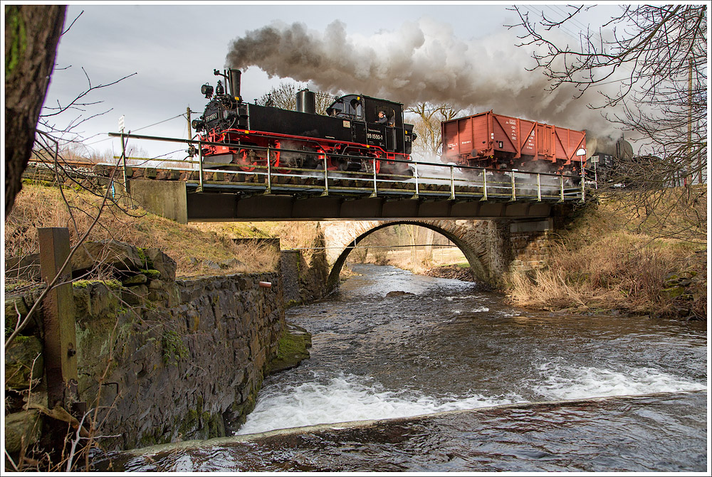 99.1590 überquert den namensgebenden Bach des Tales bei der Einfahrt Schmalgrube. Die Preßnitz.
6.2.2016