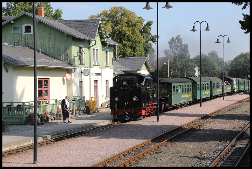 991747-7 fährt hier mit einem gut besetzten Personenzug aus Radeburg am 10.9.2021 um 11.43 Uhr in den Bahnhof Moritzburg ein.