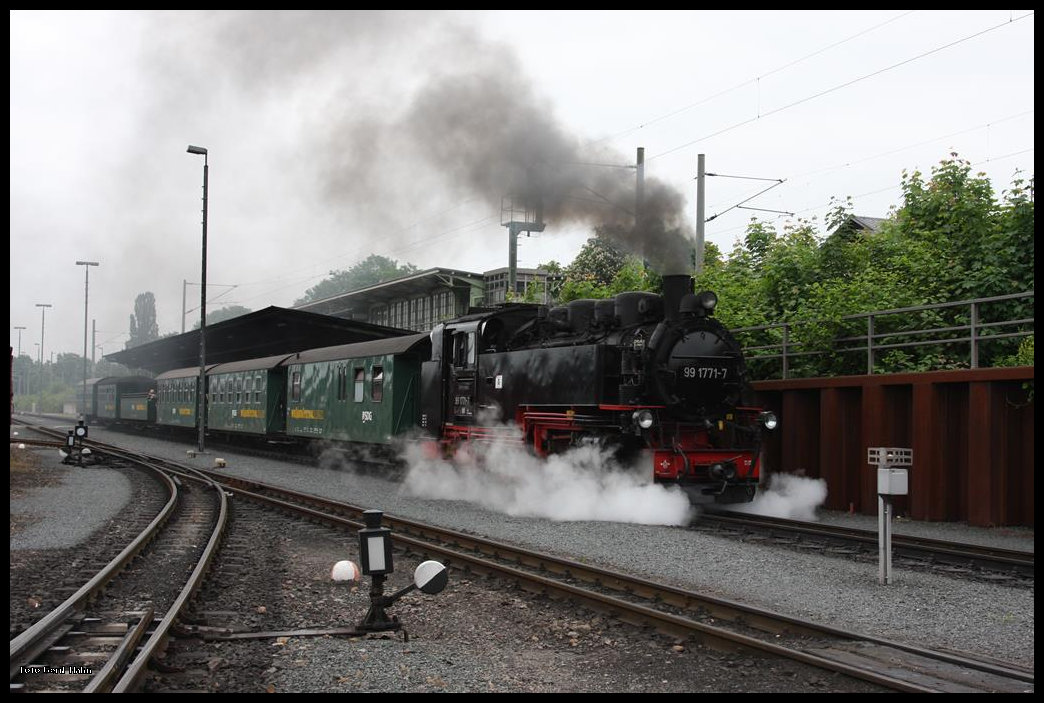 991771 fährt am 25.5.2016 mit dem Personenzug nach Dippoldiswalde in Freital Hainsberg ab.