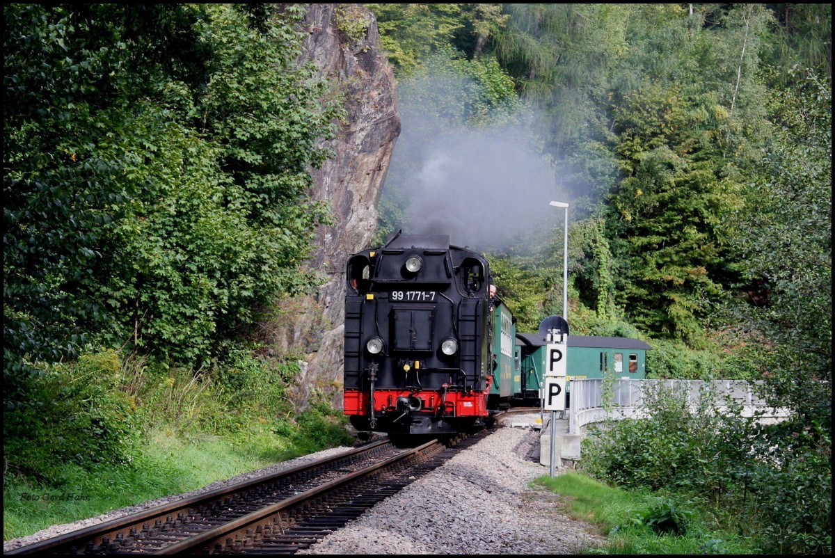 991771 der Weißeritztalbahn fährt am 24.09.2015 mit einem Personenzug nach Freital aus dem Bahnhof Rabenauer Grund aus.
