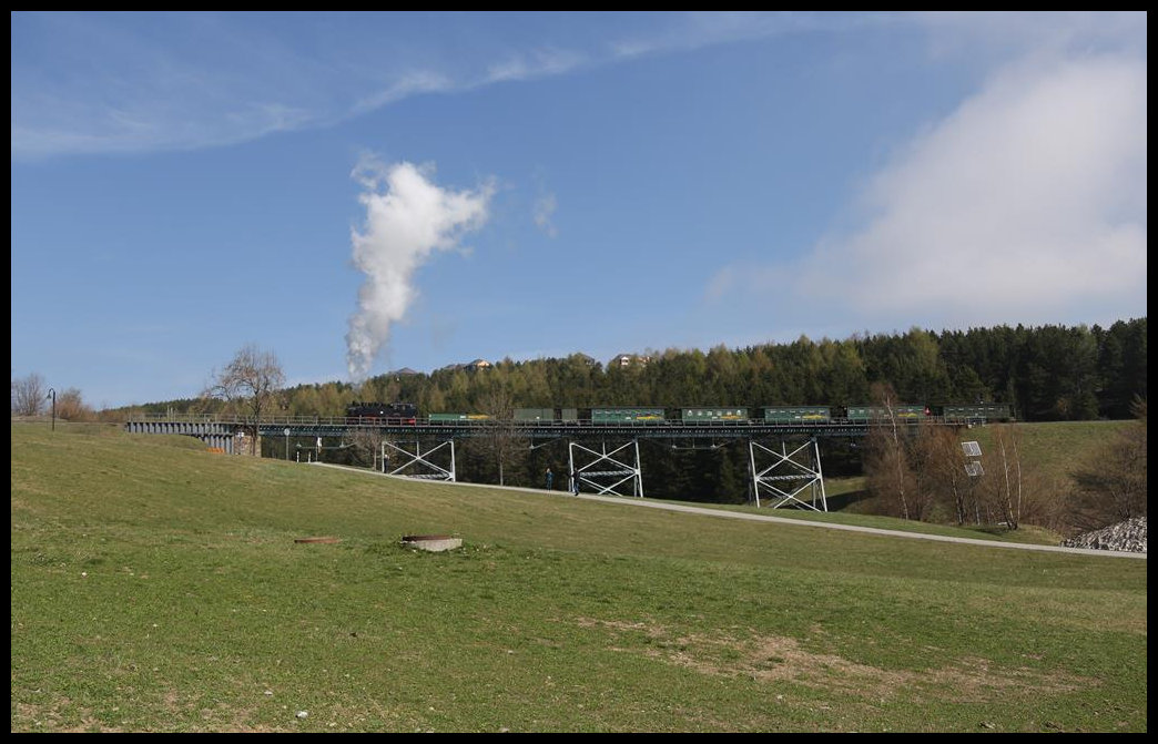 991772-5 erreicht hier am 24.4.2019 um 11.02 Uhr über den Viadukt in Oberwiesenthal gleich den gleichnamigen Endbahnhof der Fichtelbergbahn.