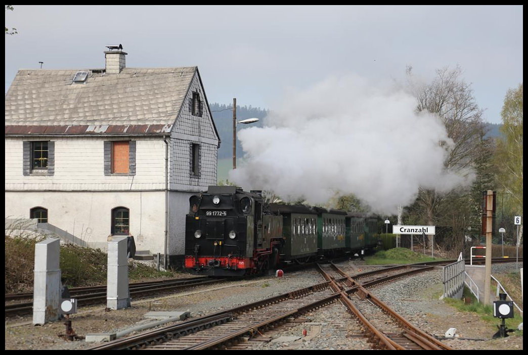 991772-5 fährt hier am 24.4.2019 mit dem ersten Zug des Tage P 1000 aus Oberwiesenthal um 9.16 Uhr in den Bahnhof Cranzahl ein.