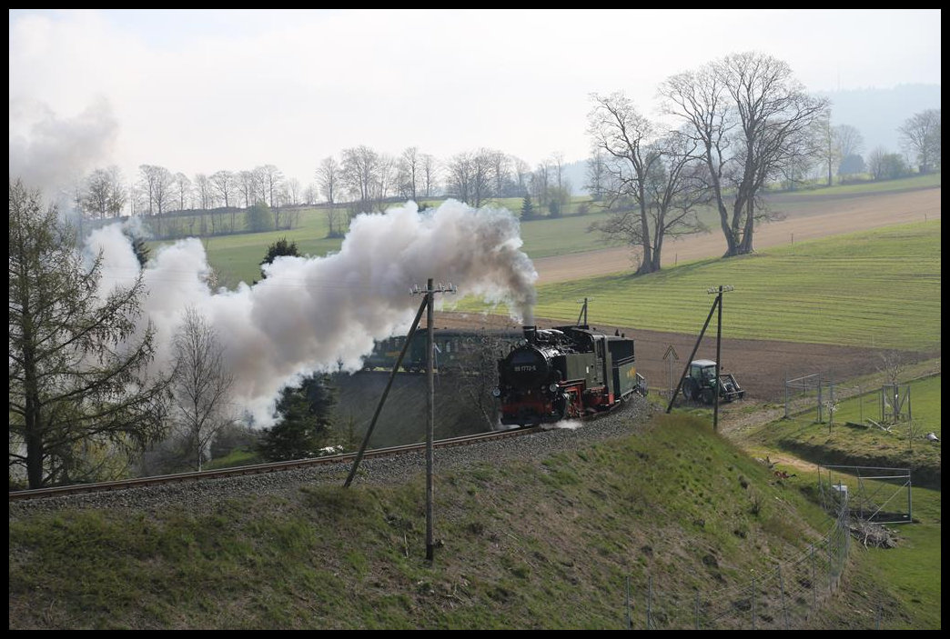 991772-5 ist oberhalb von Unterneudorf im Sehmatal am 24.4.2019 um 10.02 Uhr mit einem Personenzug nach Oberwiesenthal unterwegs.