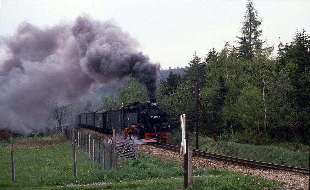 991776 erreicht hier mit ihrem Personenzug am 6.6.1991 auf der Fahrt nach Cranzahl den Bahnübergang am Bahnhof Rotensehma.