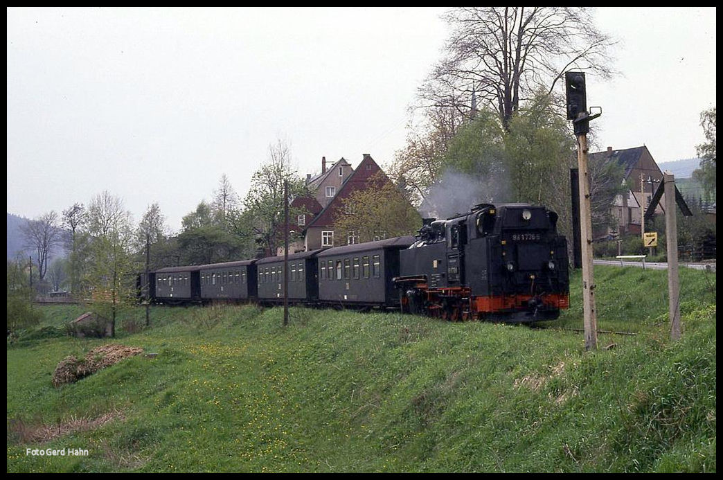 991776 mit Personenzug aus Cranzahl fährt hier am 6.6.1991 in Hammerunterwiesenthal ein.