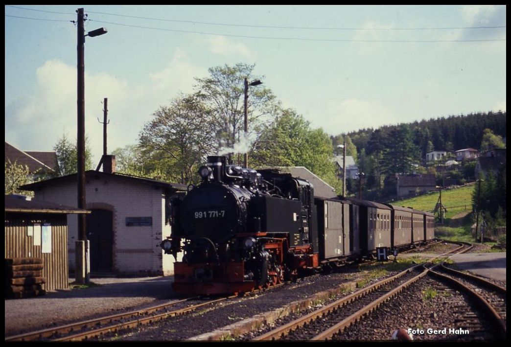 9917771 fährt am 7.6.1991 um 8.45 Uhr mit dem Personenzug nach Oberwiesenthal in den Bahnhof Neudorf ein.