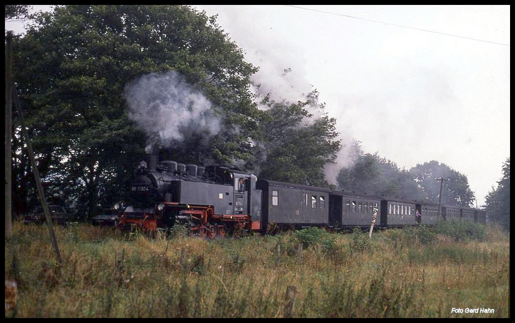 991782 dampft hier am 4.10.1991 um 9.00 Uhr mit dem P 14106 nach Putbus am Ortsrand von Sellin vorbei.