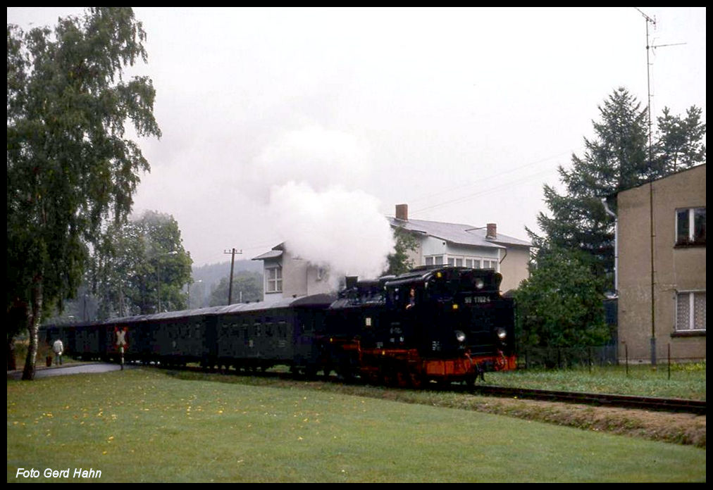 991782 ist hier am 4.10.1991 um 7.55 Uhr in Baabe mit einem Personenzug nach Göhren zu sehen.