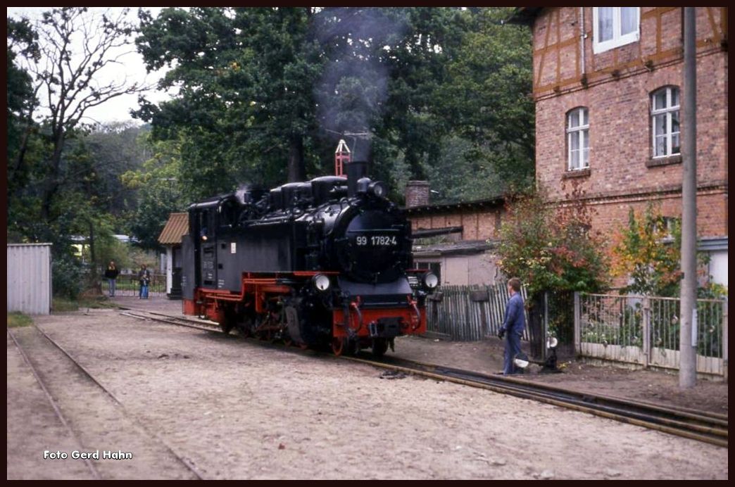 991782 setzt nach Ankunft am 3.10.1991 im Bahnhof Göhren um.