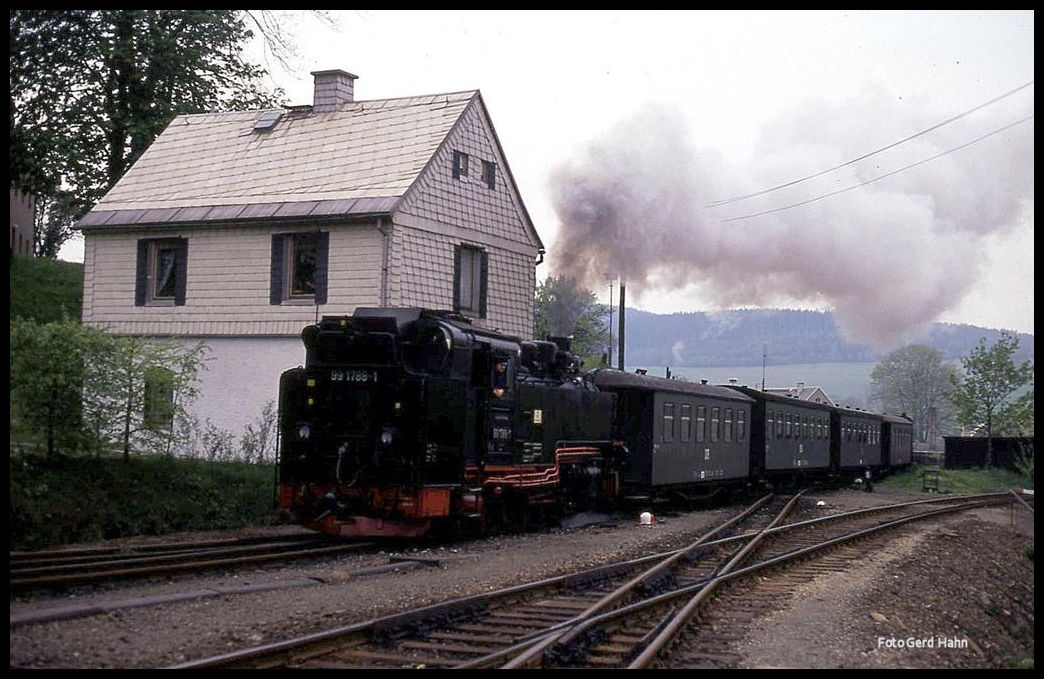991788 fährt hier am 6.6.1991 um 11.39 Uhr mit dem P 14310 aus Oberwiesenthal in Cranzahl ein. - Man beachte auch die im Vordergrund sichtbare Kreuzung zwischen Schmal- und Normalspur.