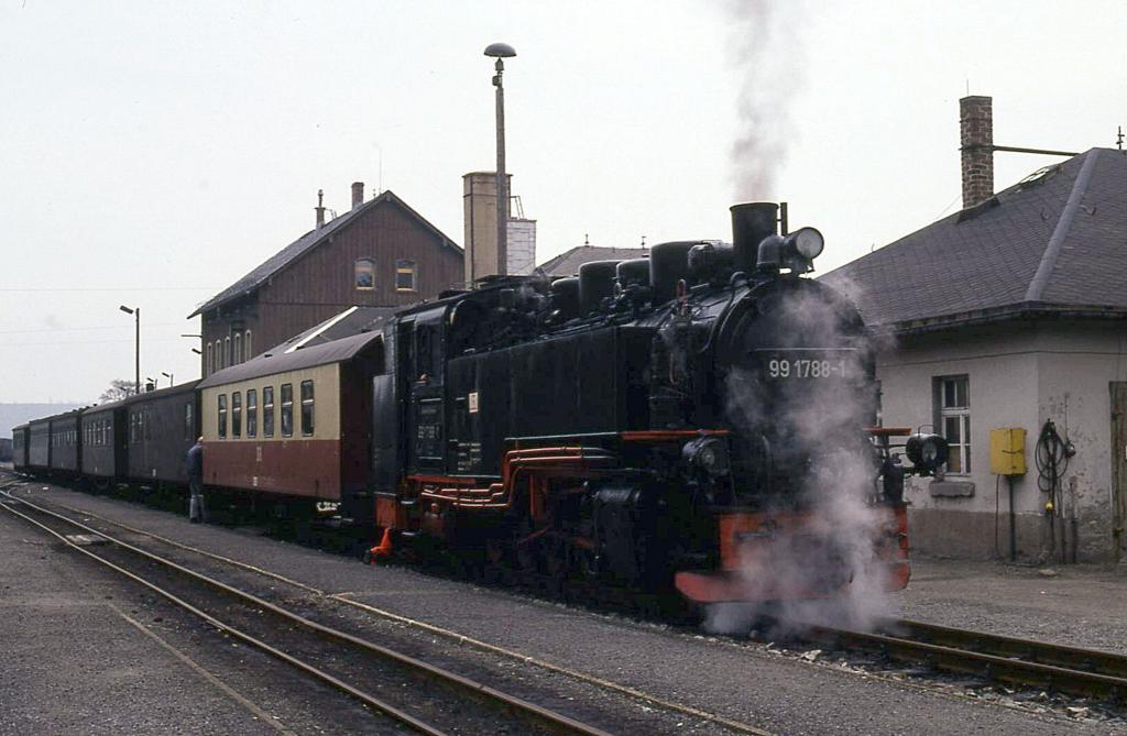 991788 führt am 6.6.1991 im Personenzug nach Cranzahl einen Salonwagen mit, den sie hier an den Personenzug im Bahnhof Oberwiesenthal ansetzt.