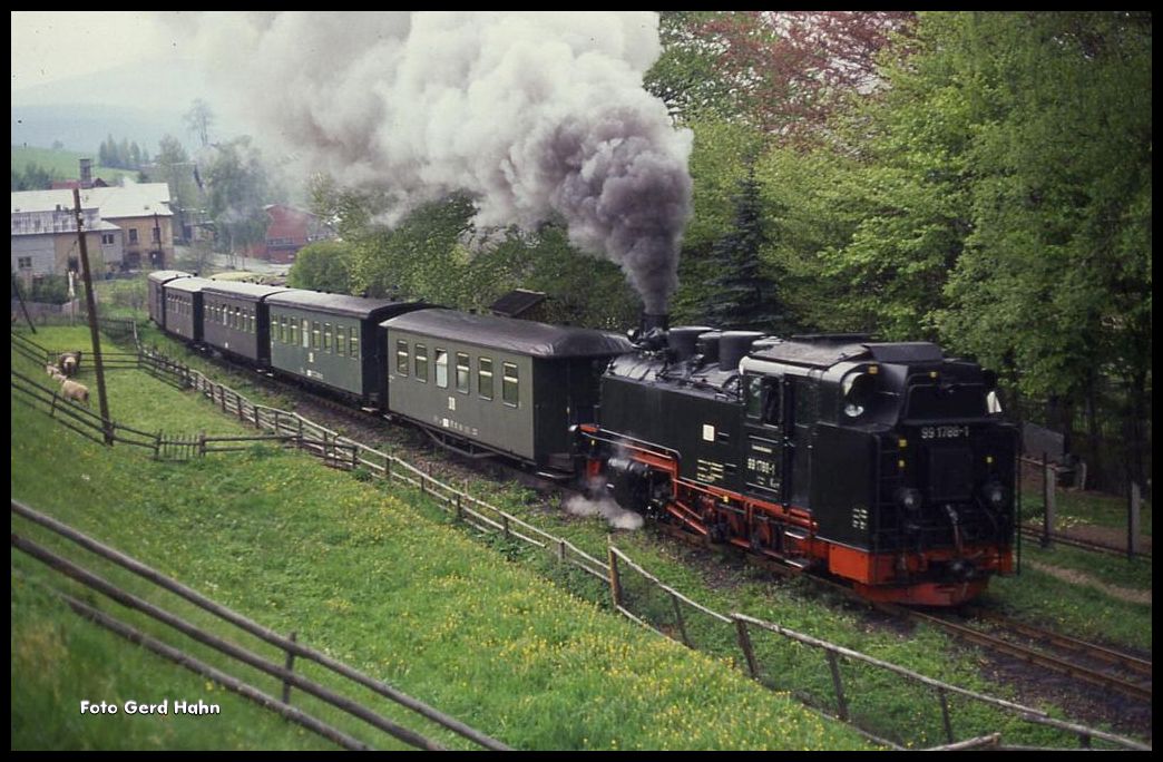 991788 hat am 6.6.1991 um 11.25 Uhr gerade den Bahnhof Neudorf verlassen und fährt in Richtung Endbahnhof Cranzahl weiter.