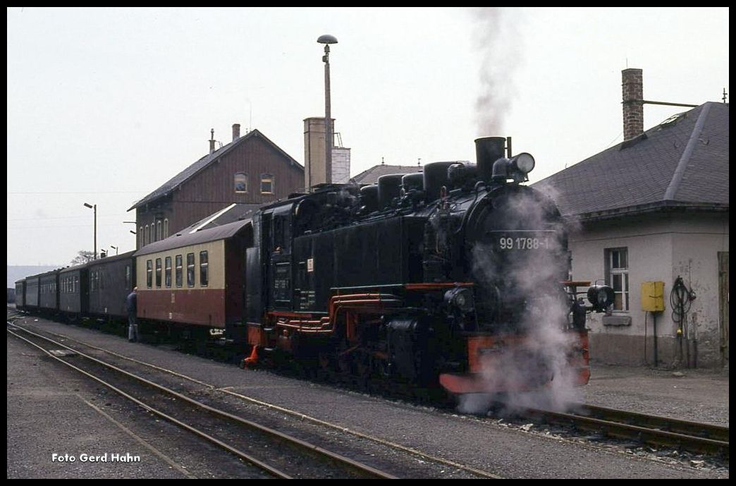 991788 rangiert am 6.6.1991 im Bahnhof Oberwiesenthal den Salonwagen an einen Personenzug nach Cranzahl.